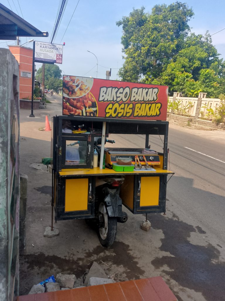 Kuliner Karawang: Kelezatan Baso Bakar Zeletot Kang Aris di Wadas, Rela Antre Demi Sensasi Gurih Manis Pedas!