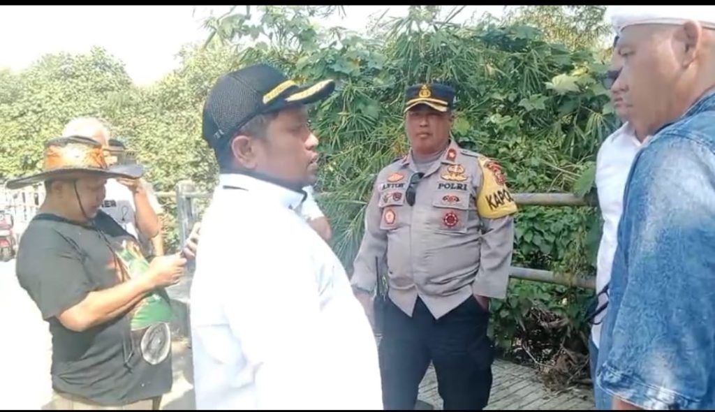 Mantan Anggota DPRD Subang dan Kades Tambakjati Tetap Tolak Pembongkaran Portal Jembatan Sukamantri