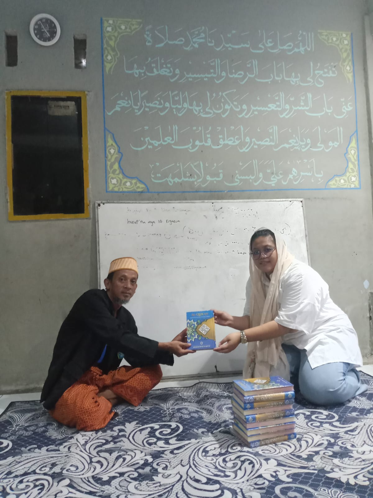 Layla Rizky, S.Sos Salurkan Amanah Donatur Berupa Al-Qur’an kepada Pengajian dan Ponpes di Desa Bantarjaya