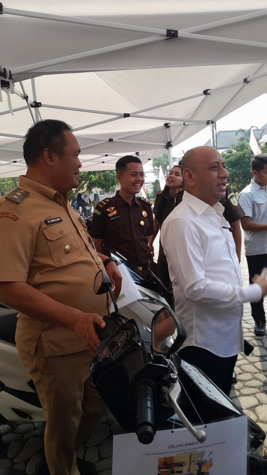 Kejari Karawang Buka Lelang Barang Sitaan, Harga Mulai Rp9 Ribu hingga Rp212 Juta, Wabup Maslani Tertarik Bid Bus
