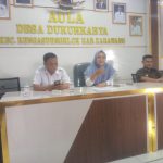CEGAH GESEKAN ANTARPENDUKUNG, PANITIA SEBELAS DESA DUKUH KARYA SEPAKATI DUA TITIK KUMPUL