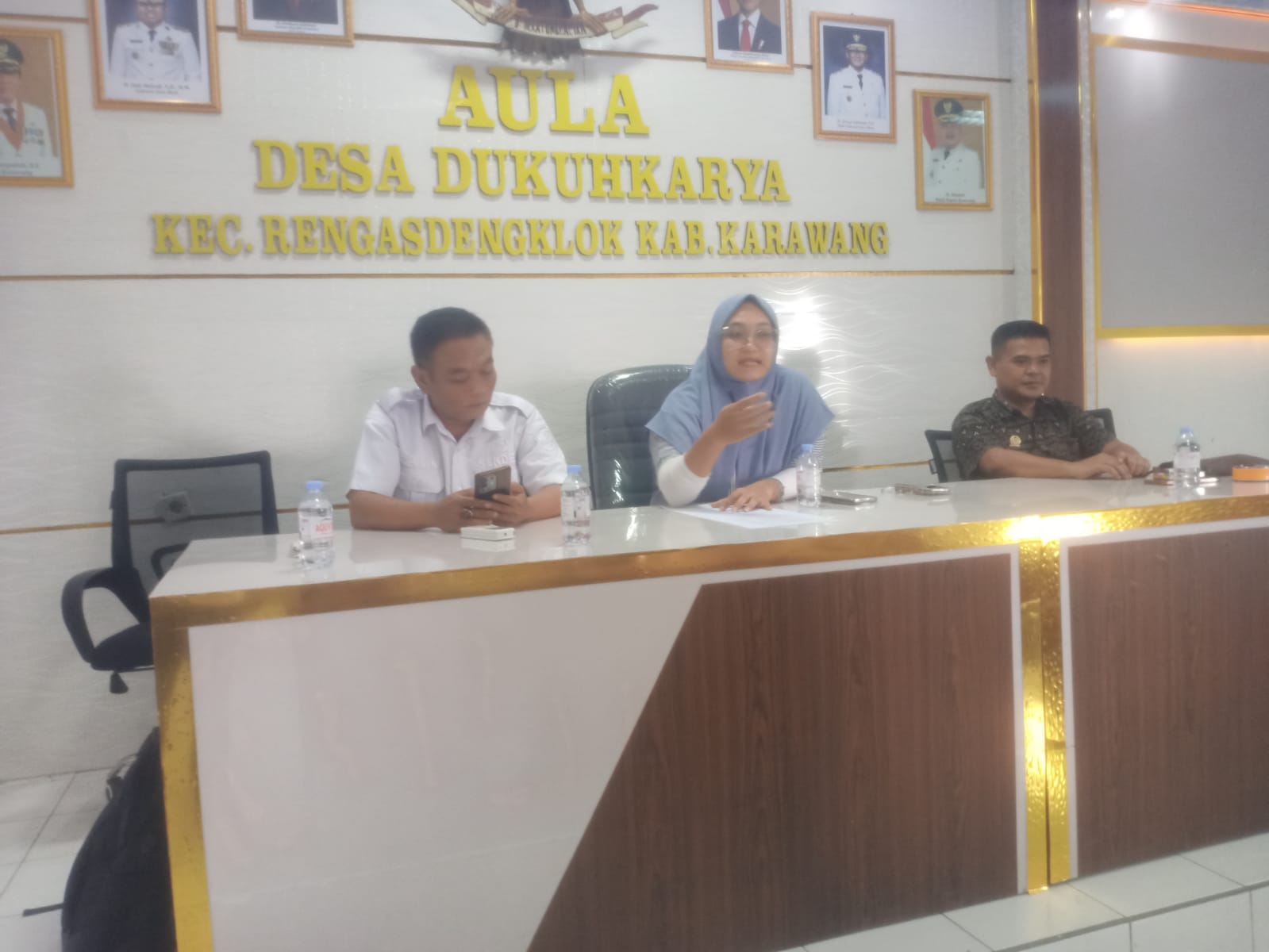CEGAH GESEKAN ANTARPENDUKUNG, PANITIA SEBELAS DESA DUKUH KARYA SEPAKATI DUA TITIK KUMPUL